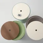 Table basse d'extérieur en polyéthylène coloré avec compartiment interne - Aigu Viadurini