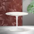 Table basse ronde Tulip de Saarinen, hauteur 41 cm, en céramique mate Florim Statuario - Écarlate