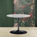 Table basse ovale Tulip Saarinen H 39 avec plateau en marbre de Carrare Statuarietto - Scarlet