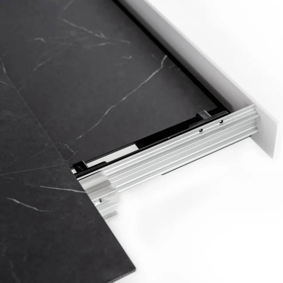 Table extensible jusqu'à 270 cm avec plateau HPL et piètement aluminium - Villongo Viadurini