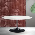 Table extensible Tulip de Saarinen, hauteur 74 cm, en céramique Florim blanche et écarlate.