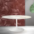Table extensible Tulip de Saarinen, hauteur 74 cm, en céramique mate Florim Calacatta Gold - Écarlate