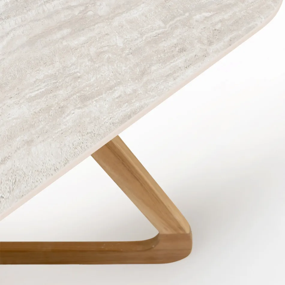 Table avec base en bois et plateau en céramique travertin clair - Infinity Viadurini