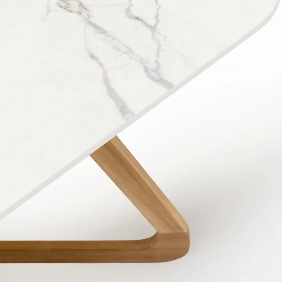 Table d'extérieur avec base en bois et plateau en céramique Calacatta Oro - Infinity Viadurini