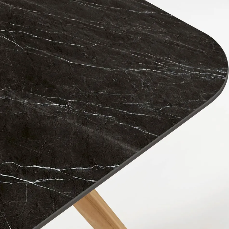 Table d'extérieur avec base en bois et plateau en céramique Marquinia noire - Infinity Viadurini