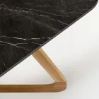 Table d'extérieur avec base en bois et plateau en céramique Marquinia noire - Infinity Viadurini
