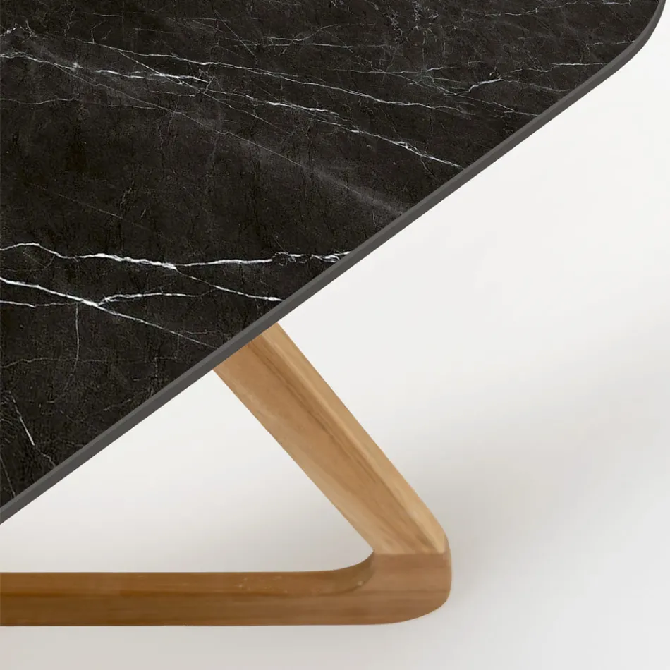 Table d'extérieur avec base en bois et plateau en céramique Marquinia noire - Infinity Viadurini