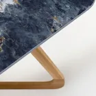 Table d'extérieur avec base en bois et plateau en céramique bleu océan - Infinity Viadurini