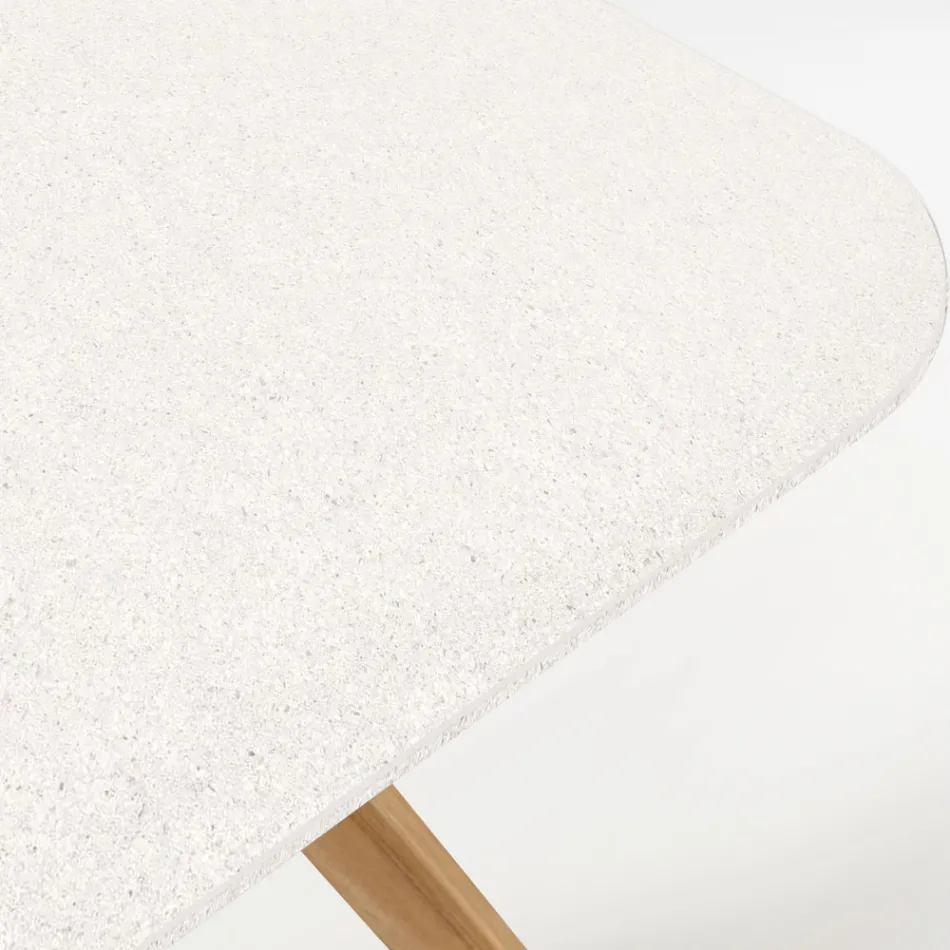 Table d'extérieur avec base en bois et plateau en céramique blanche Terrazzo - Infinity Viadurini
