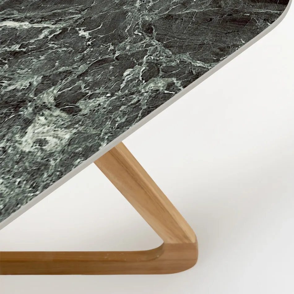 Table d'extérieur avec base en bois et plateau en céramique verte France - Infinity Viadurini