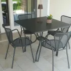 Table d'extérieur Lirion en métal peint, disponible en deux tailles, fabriquée en Italie Viadurini