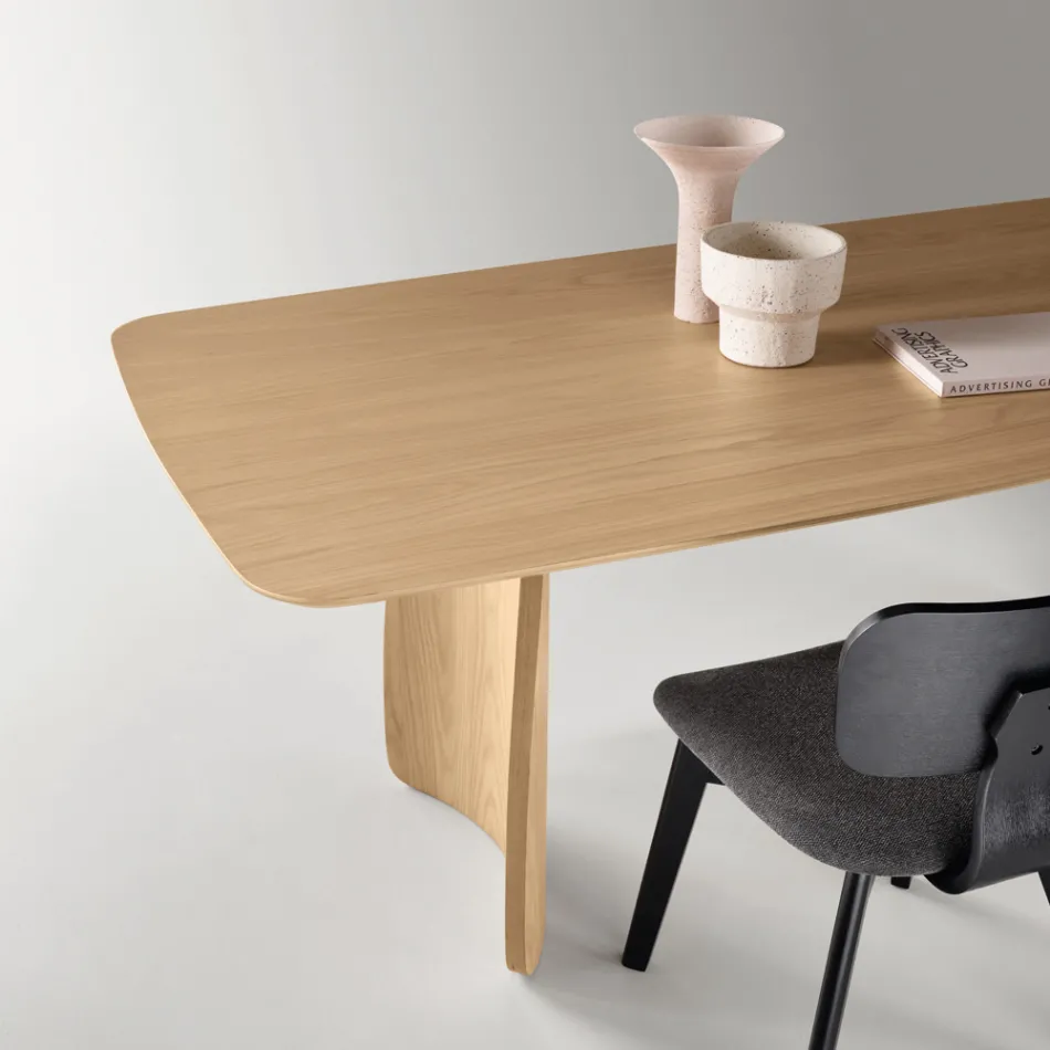Table d'appoint effet bois avec pieds incurvés, disponible en deux tailles et différentes finitions - Argo Viadurini
