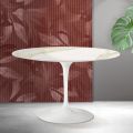 Table ronde Tulip de Saarinen, hauteur 74 cm, en céramique mate Florim Calacatta Gold - Écarlate