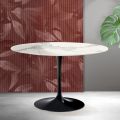 Table ronde Tulip de Saarinen, hauteur 74 cm, en céramique mate Florim Statuario - Écarlate