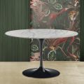 Eero Saarinen Table Tulipe H 74 avec plateau rond en marbre Carrara Statuarietto - Ecarlate