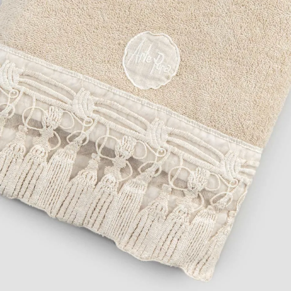 Serviette de bain italienne de luxe en coton éponge avec dentelle à pompons - Arafico Viadurini