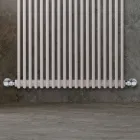 Radiateur hydraulique avec une série d'éléments verticaux fabriqué en Italie - carbone Viadurini