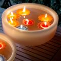 Baignoire ronde en cire avec bougies flottantes colorées Made in Italy - Utina