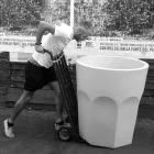 Grand vase décoratif en forme de verre en polyéthylène fabriqué en Italie - Pucca Viadurini