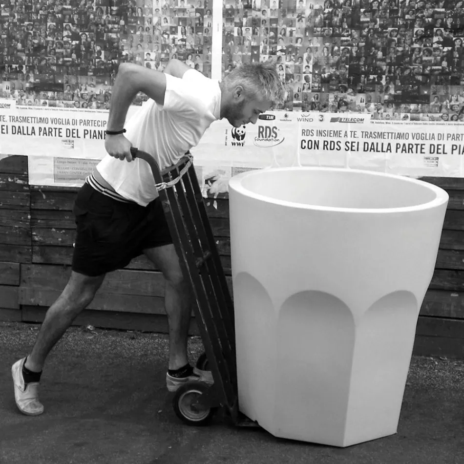 Grand vase décoratif en forme de verre en polyéthylène fabriqué en Italie - Pucca Viadurini