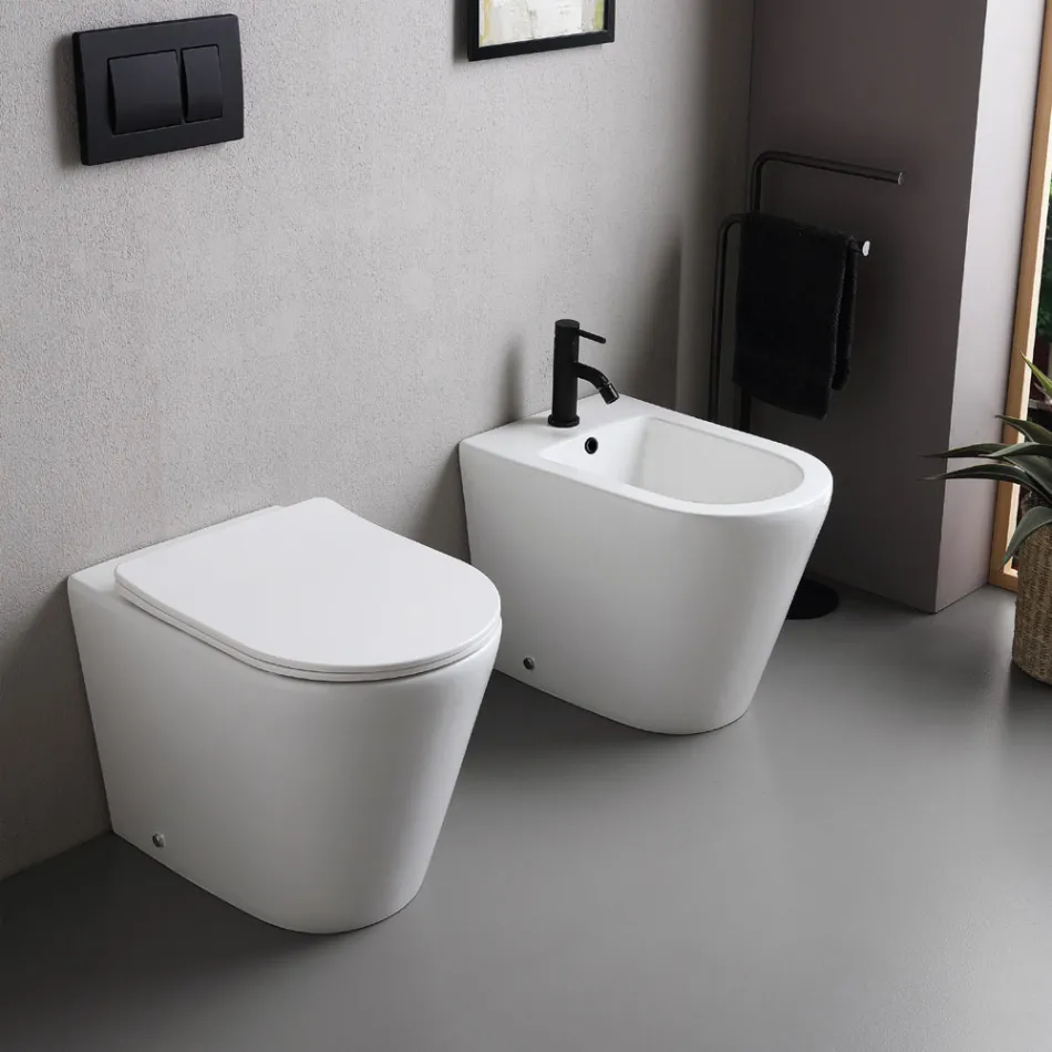 Toilettes sur pied avec abattant fin à fermeture ralentie en céramique blanche - Salice Viadurini