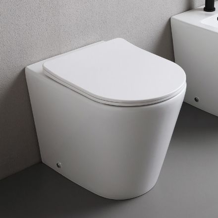 Toilettes sur pied avec abattant fin à fermeture ralentie en céramique blanche - Salice Viadurini