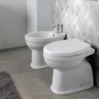 WC sur pied moderne en céramique blanche avec abattant en polyester - Silice Viadurini