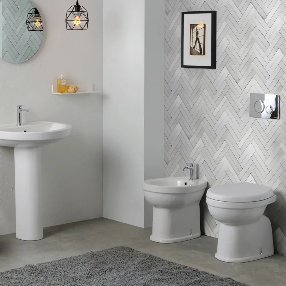 WC sur pied moderne en céramique blanche avec abattant en polyester - Silice Viadurini