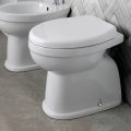 WC sur pied en céramique avec abattant en polyester et design classique - Silica