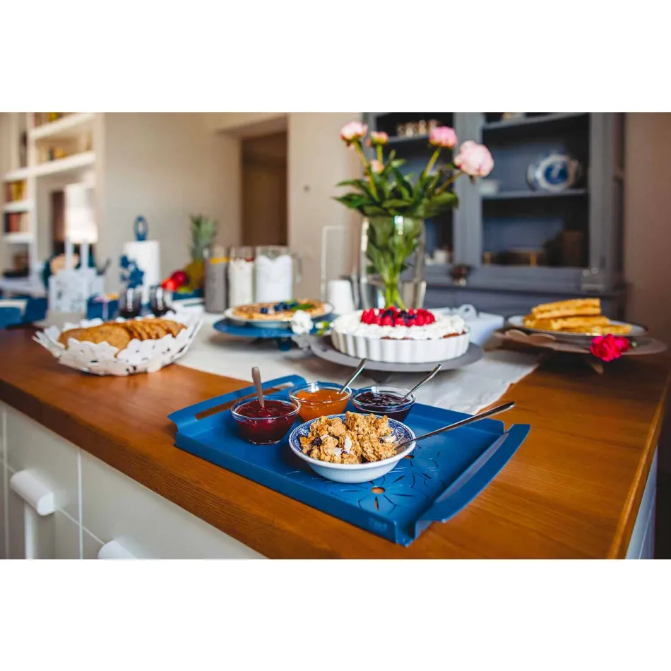 Plateau de service avec des fleurs en fer blanc, bleu ou boue - Marken Viadurini