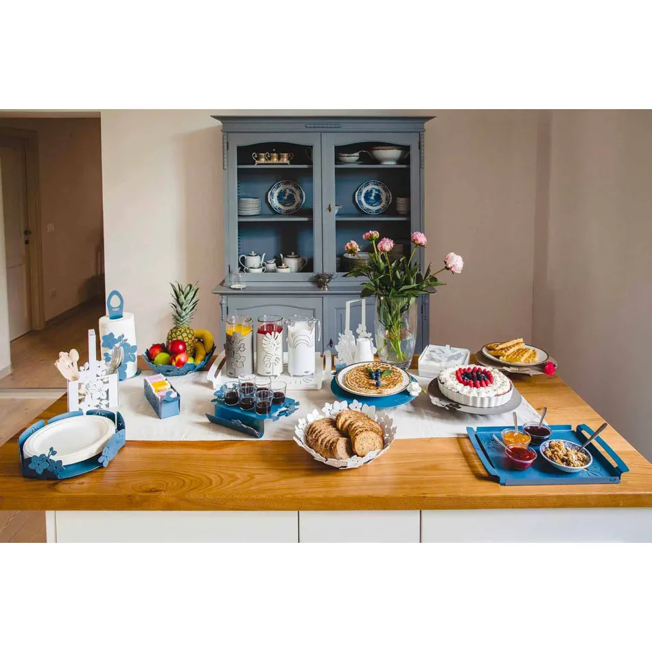 Plateau de service avec des fleurs en fer blanc, bleu ou boue - Marken Viadurini