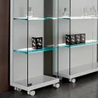 Vitrine murale en verre et bois blanc, roulettes et étagères lumineuses - Armilla Viadurini