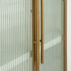 Vitrine en bois avec plateau et inserts arrondis avec 2 portes et 2 tiroirs - Rachel Viadurini